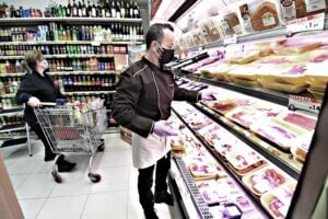 Solo in alimentari e farmacie non serve il certificato. Scontro per allungare la lista