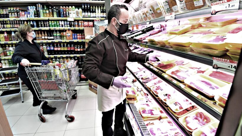 Solo in alimentari e farmacie non serve il certificato. Scontro per allungare la lista