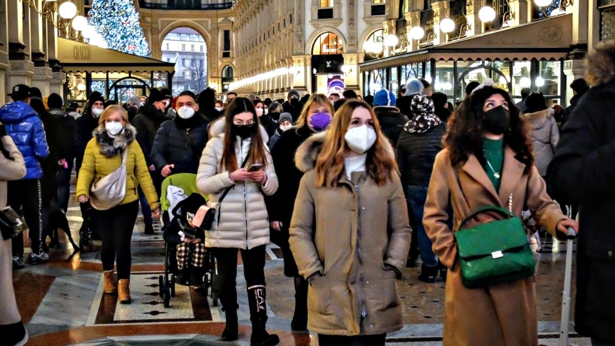 Mascherine all’aperto solo in Italia e Grecia