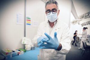 L’ospedale di Pregliasco rifiuta di curare chi non ha la 3ª dose