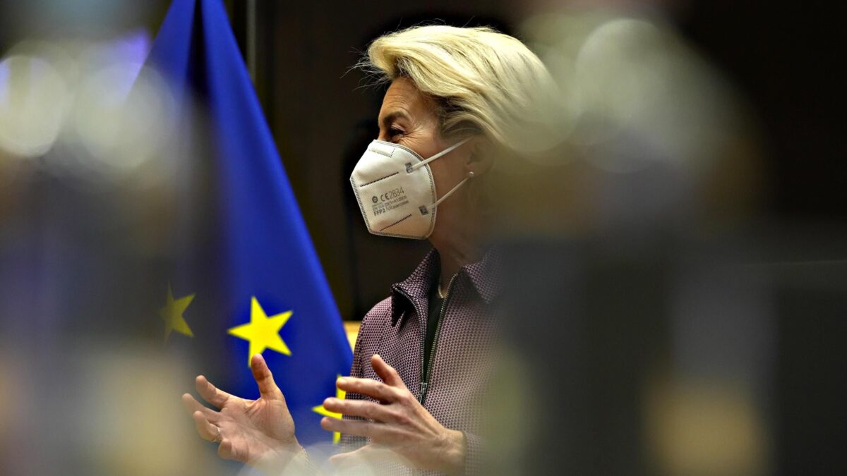 Sugli sms tra Pfizer e la von der Leyen l’Ue si chiude a riccio: «Non sono rilevanti»