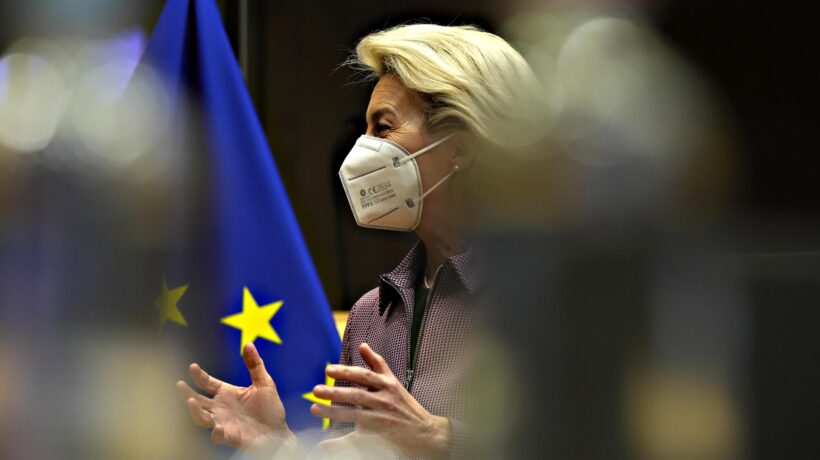 Sugli sms tra Pfizer e la von der Leyen l’Ue si chiude a riccio: «Non sono rilevanti»
