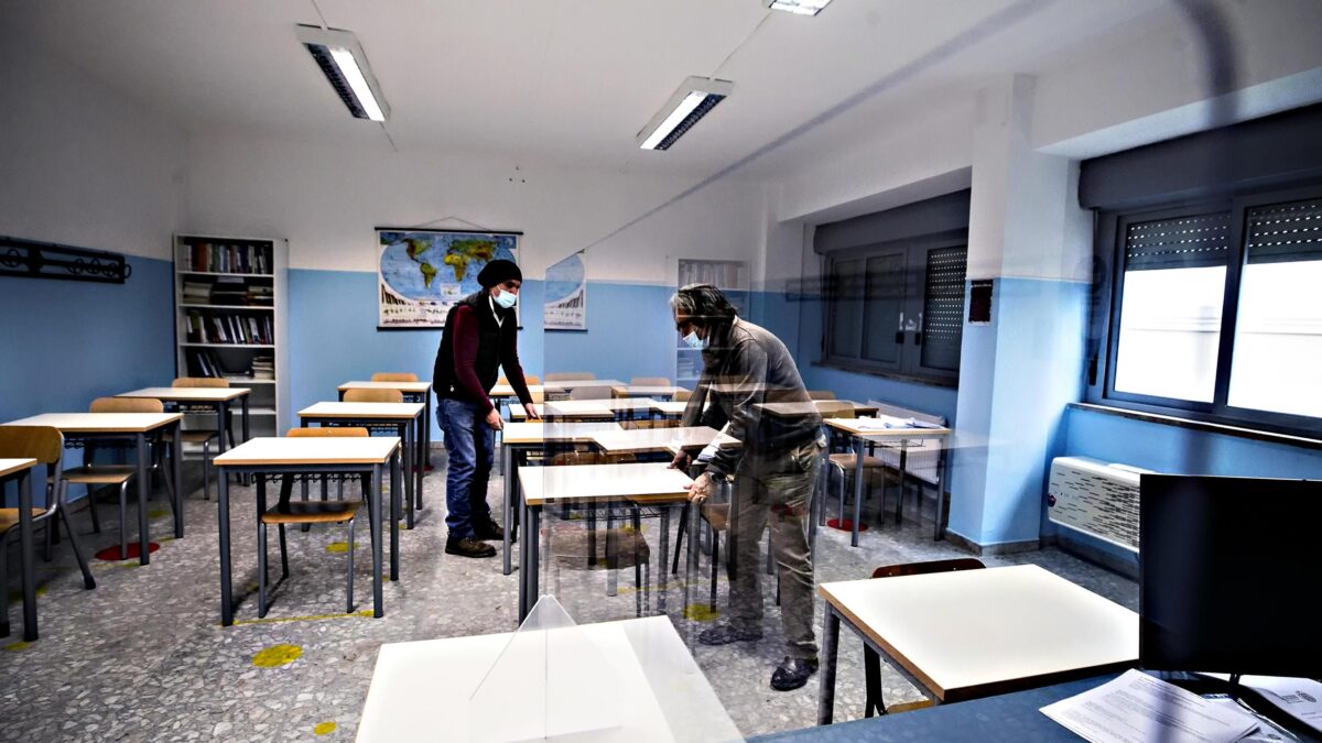 Le Regioni forzano la mano sulla scuola: in Piemonte classi in Dad con un solo caso