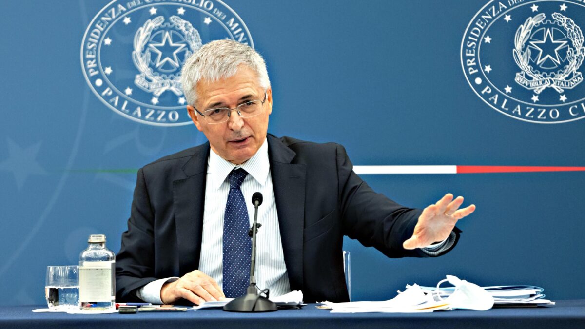 Italiani tracciati per tutto il 2022. Confusione su obblighi ed emergenza