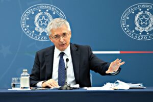 Italiani tracciati per tutto il 2022. Confusione su obblighi ed emergenza