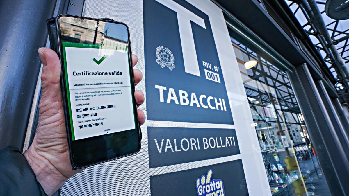 Tabaccai, botteghe ed edicole in coro: «Le regole sul pass ci penalizzano»