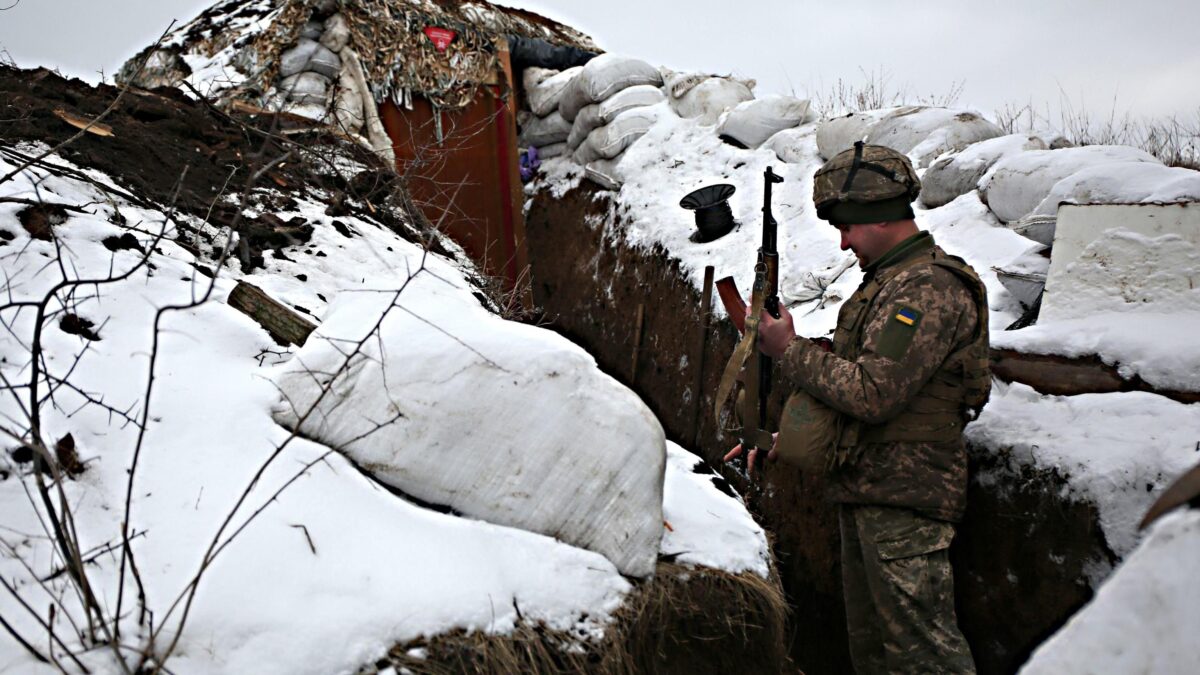 Ambasciate vuote e fucili carichi. Putin a un passo dall’attacco a Kiev