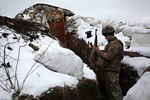 Ambasciate vuote e fucili carichi. Putin a un passo dall’attacco a Kiev