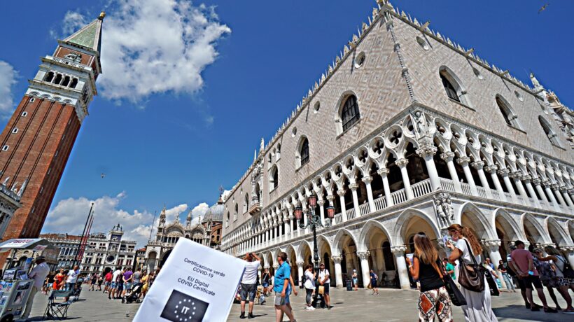 La card è il colpo di grazia al turismo. Resteremo soli in uno Stato di polizia