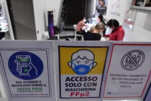 Mentre il mondo scioglie le catene il nostro Paese resta in clausura
