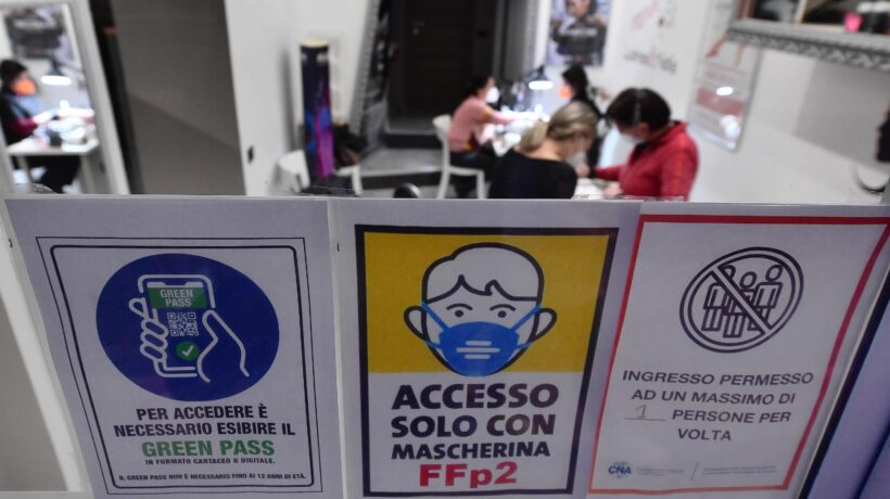 Mentre il mondo scioglie le catene il nostro Paese resta in clausura