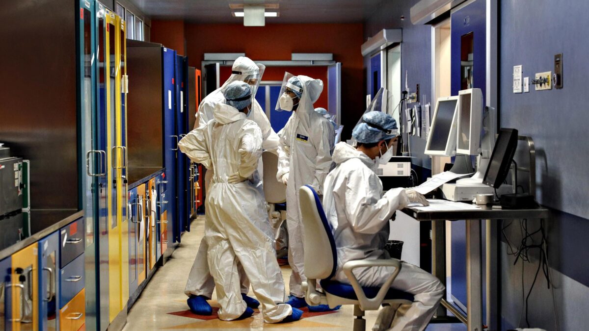 A medici e infermieri guariti è proibito tornare al lavoro