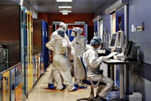 A medici e infermieri guariti è proibito tornare al lavoro