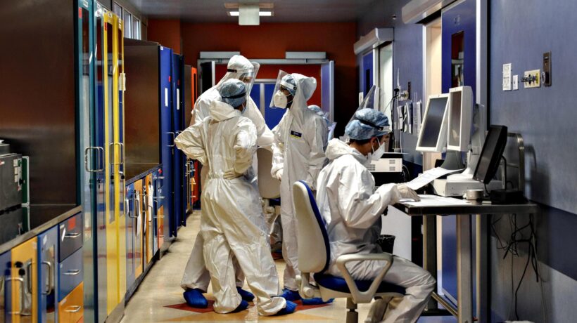 A medici e infermieri guariti è proibito tornare al lavoro
