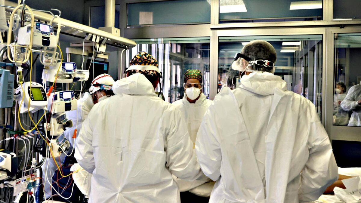 Più di 54.000 sanitari contagiati anche se han fatto tutti la terza dose