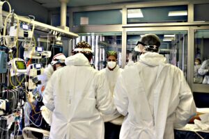 Più di 54.000 sanitari contagiati anche se han fatto tutti la terza dose