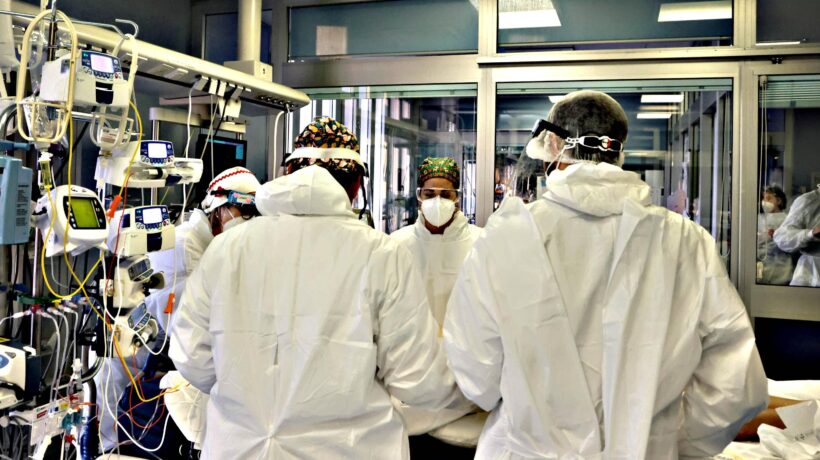 Più di 54.000 sanitari contagiati anche se han fatto tutti la terza dose