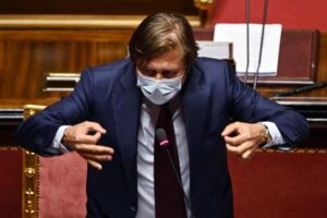Ridotta la quarantena per i non vaccinati. Ma la discriminazione rimane intatta