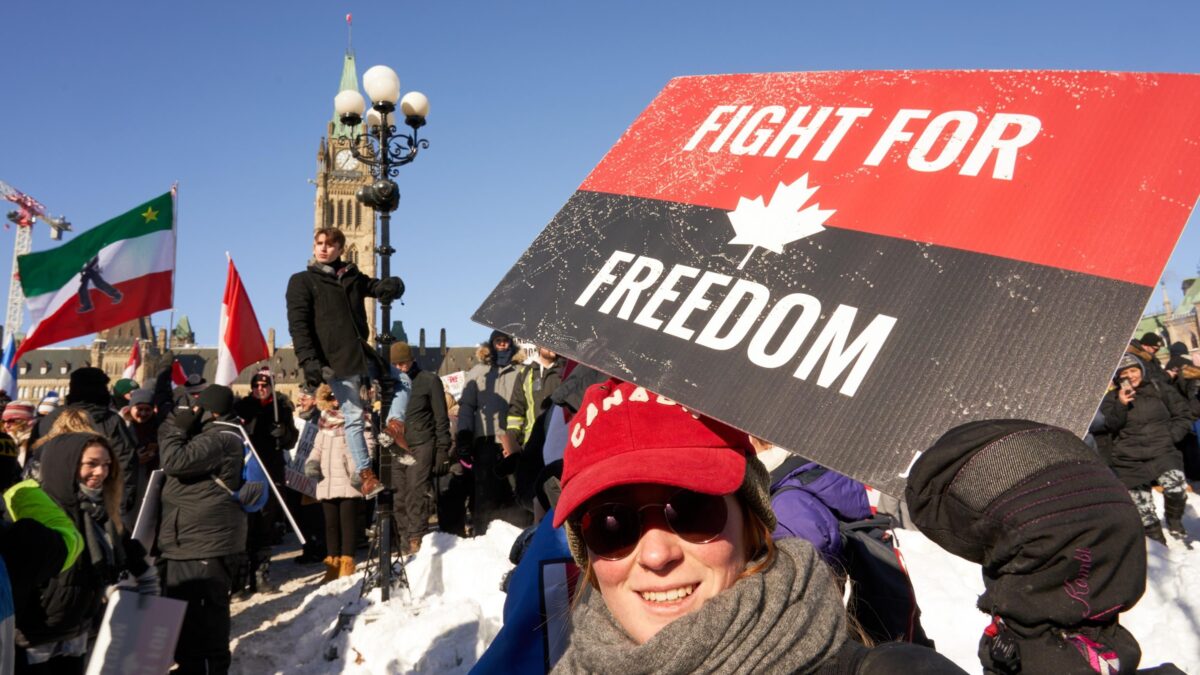 Oltre 100 camionisti arrestati in Canada. Morsa per soffocare il diritto al dissenso