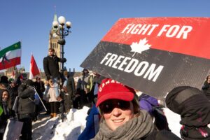 Oltre 100 camionisti arrestati in Canada. Morsa per soffocare il diritto al dissenso