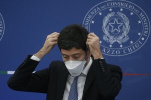 «Green pass eterno e dosi per tutti». Speranza dichiara guerra a Draghi