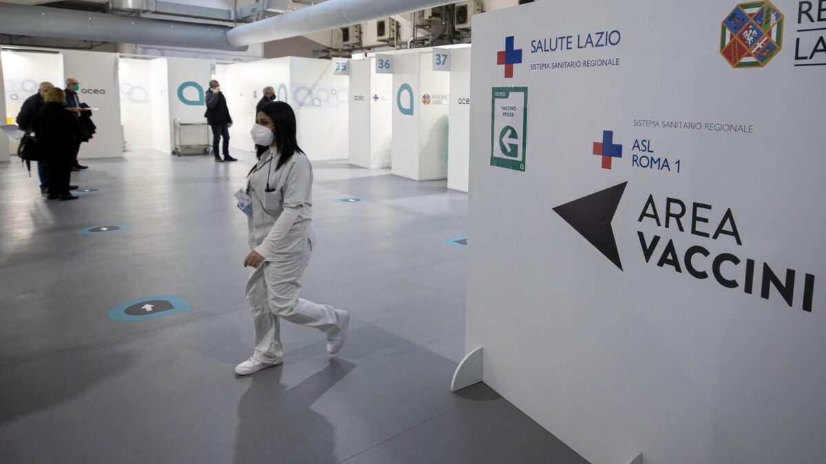 Chiedono fiducia cieca sui vaccini e poi diffidano del siero made in Italy