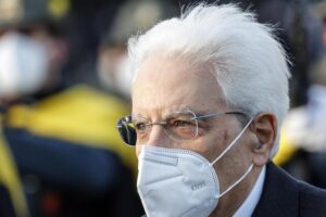 I medici tornano commoventi eroi ma senza punturina non lavorano