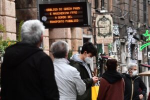Addio mascherine all’aperto. L’ennesimo obbligo inutile che non ha fermato i contagi