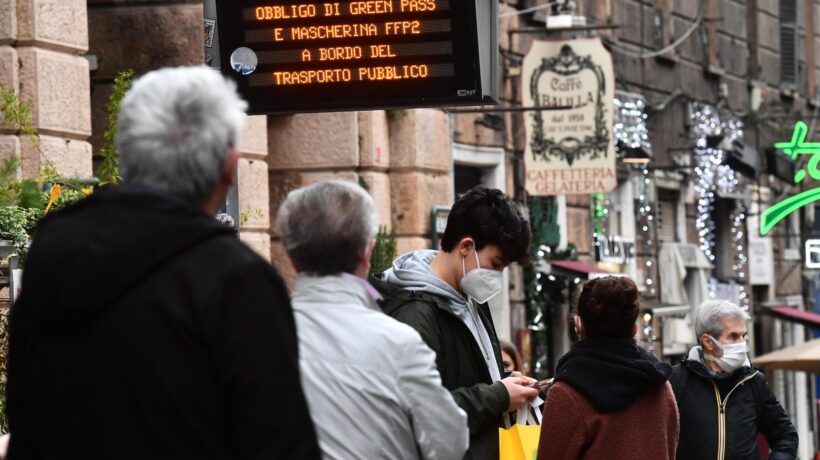Addio mascherine all’aperto. L’ennesimo obbligo inutile che non ha fermato i contagi
