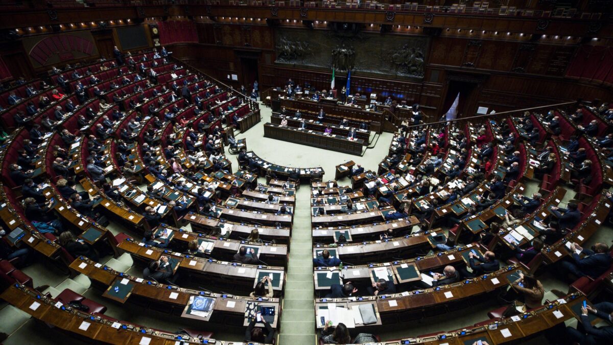 Emergenza blindata a colpi di fiducia. La Lega tenta il blitz contro la tessera