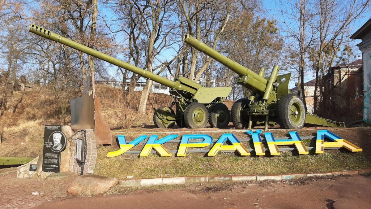 Tensione massima a Kiev: uccisi due soldati ucraini. Esodo di civili dal Donbass