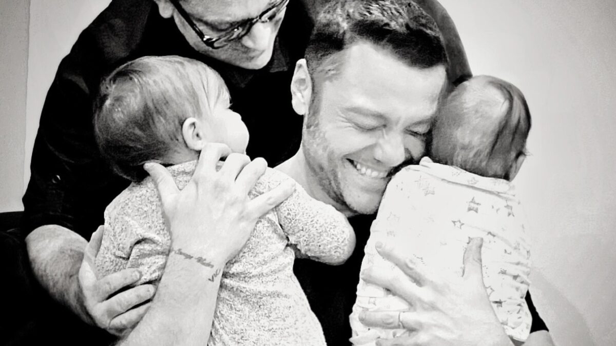 Tiziano Ferro e suo marito sono all’improvviso «padri» di due bebè
