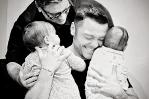 Tiziano Ferro e suo marito sono all’improvviso «padri» di due bebè