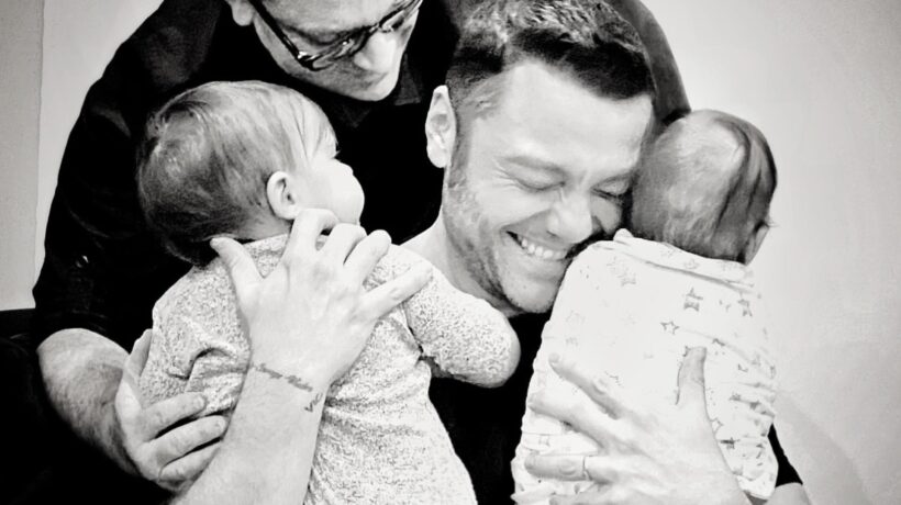 Tiziano Ferro e suo marito sono all’improvviso «padri» di due bebè