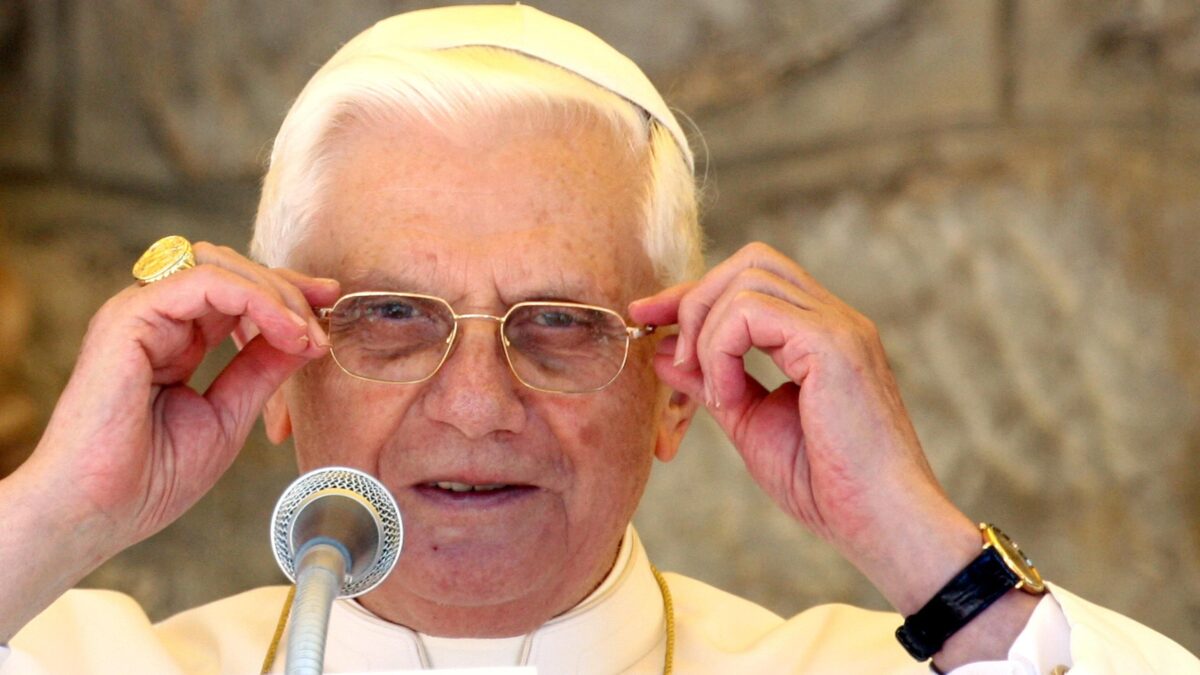 Benedetto XVI: «Mai coperto abusi. Chiedo perdono a tutte le vittime»