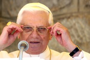 Benedetto XVI: «Mai coperto abusi. Chiedo perdono a tutte le vittime»
