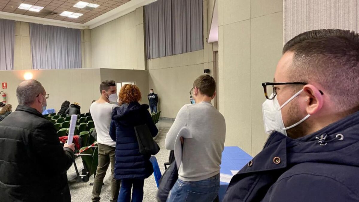 Vietato lavorare ai medici non vaccinati ma guariti: ospedali e Regioni nel caos