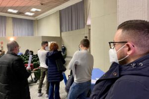 Vietato lavorare ai medici non vaccinati ma guariti: ospedali e Regioni nel caos