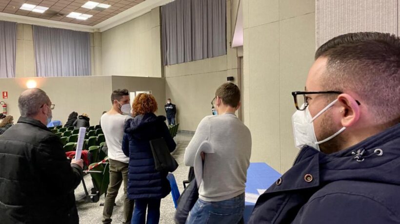 Vietato lavorare ai medici non vaccinati ma guariti: ospedali e Regioni nel caos