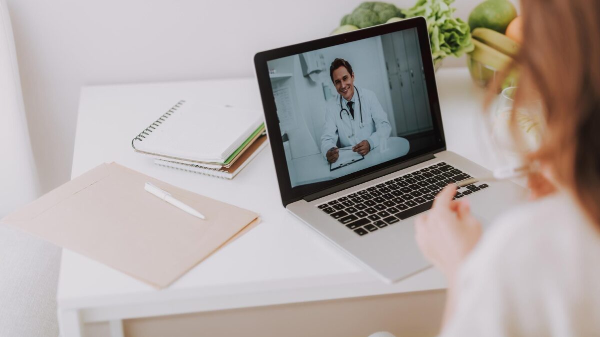 Il Tar reintegra la terapeuta no vax: «Sì alle sedute online con i pazienti»