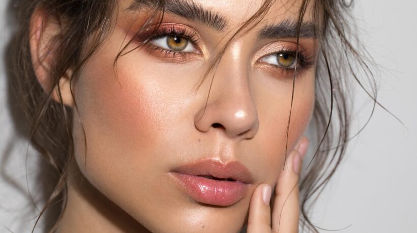 Ciglia lunghissime e gote rosate: la bellezza punta tutto su mascara e fard