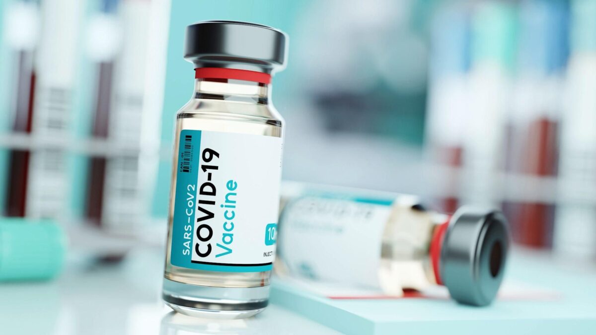 Ricoverato dopo la seconda dose. Ma è obbligato a ricevere la terza