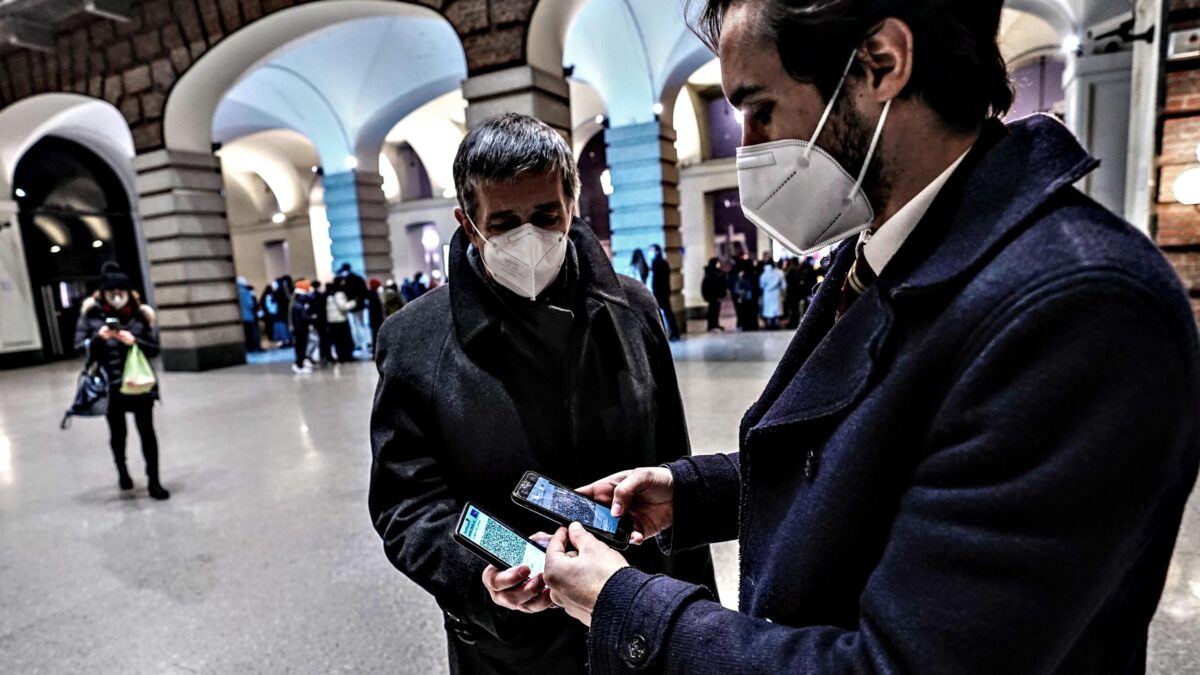 Il resto del mondo convive col virus. In Italia scattano le regole da matti