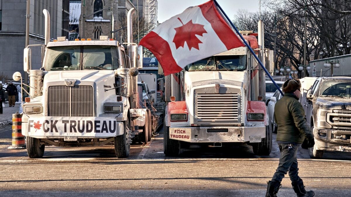 Canada, camionisti no pass in rivolta. Il premier fugge in un luogo segreto