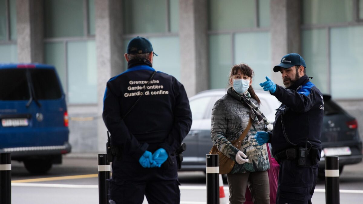La beffa dei commercianti svizzeri. «Italiani senza pass, venite da noi»