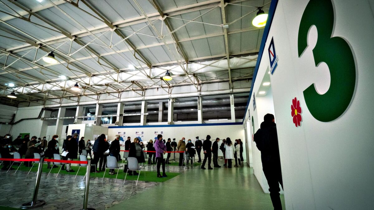 Il super green pass diventa eterno. Lockdown «selettivo» in zona rossa