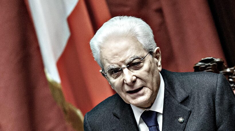 Tanta retorica e niente limiti di tempo. Mattarella torna al Colle per restarci