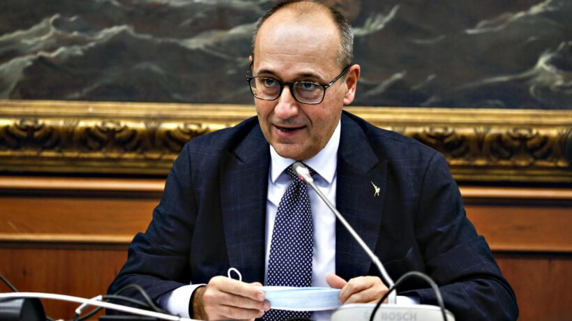 Solo Fdi e Lega si muovono contro l’omertà di Aifa sugli effetti avversi