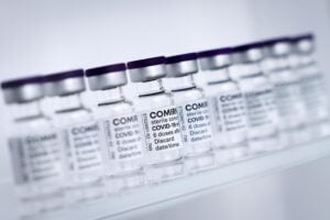Il vaccino Pfizer fa il miracolo. Economico
