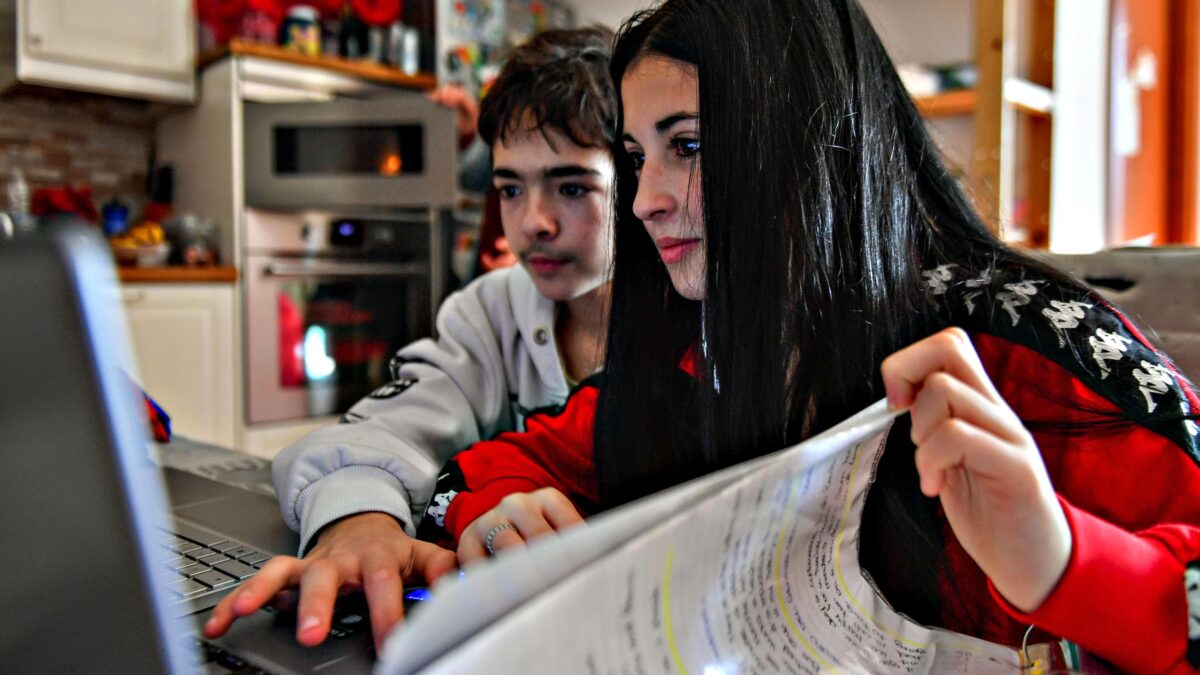 I prof trasformati in controllori del certificato verde dei loro studenti